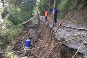 ruas jalan di Dusun Manis Desa Sindangjawa Kec.Kadugede amblas.
